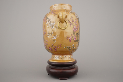 Remarquable vase avec support, fond marron, Chine, famille rose, 19e
