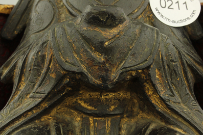 Figure de Guanyin en bronze partiellement dor&eacute;e, assise sur tr&ocirc;ne en bois lacqu&eacute;, dynastie Ming