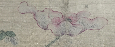Grande peinture sur rouleau, encadr&eacute;e, &agrave; d&eacute;cor d'oiseau et de fleurs, Chine, 18e