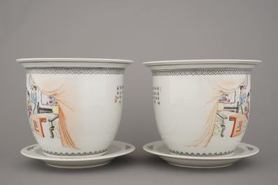 Paire de jardini&egrave;res avec support en porcelaine de Chine, famille rose, 20e