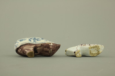 Lot de 4 souliers miniatures en fa&iuml;ence de Delft, bleu blanc et mangan&egrave;se, 18e