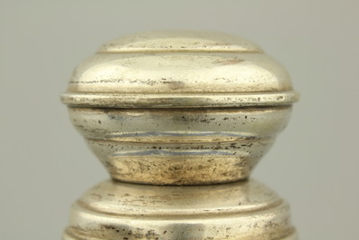 Vase en porcelaine de Chine, bleu et blanc, avec monture en argent, 20e