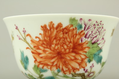 A very fine Chinese porcelain bowl with floral decoration, 19/20th C.