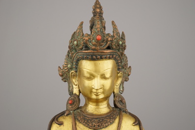 Figure de Bouddha Amoghasiddi en bronze dor&eacute; incrust&eacute; de corail et de turquoise, 18e-19e