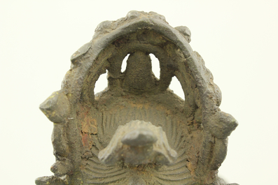 Figure de Guanyin en bronze partiellement dor&eacute;e, assise sur tr&ocirc;ne en bois lacqu&eacute;, dynastie Ming