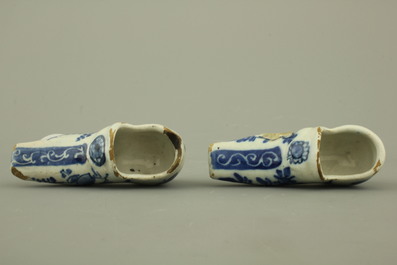 Paire de souliers en fa&iuml;ence de Delft, bleu et blanc, 18e