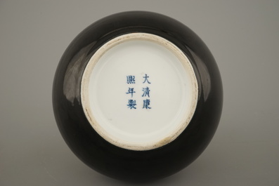 Vase de forme bouteille en porcelaine de Chine monochrome noir, marqu&eacute; Qianlong mais probablement 20e