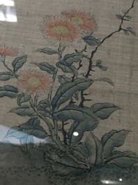 Grande peinture sur rouleau, encadr&eacute;e, &agrave; d&eacute;cor d'oiseau et de fleurs, Chine, 18e