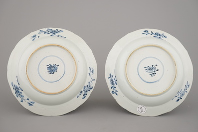 Paar blauw en witte borden in Chinees porselein versierd met landschap, 18e eeuw