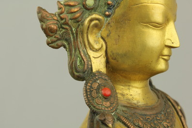 Figure de Bouddha Amoghasiddi en bronze dor&eacute; incrust&eacute; de corail et de turquoise, 18e-19e