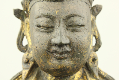 Figure de Guanyin en bronze partiellement dor&eacute;e, assise sur tr&ocirc;ne en bois lacqu&eacute;, dynastie Ming