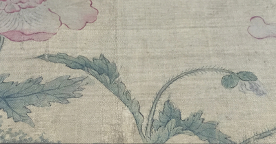 Grande peinture sur rouleau, encadr&eacute;e, &agrave; d&eacute;cor d'oiseau et de fleurs, Chine, 18e