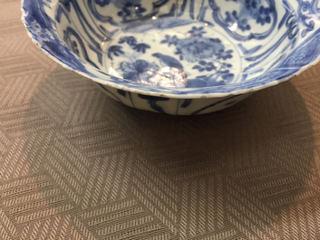 Blauw en witte Wan-li 'klapmuts' kom in Chinees porselein, Ming-dynastie