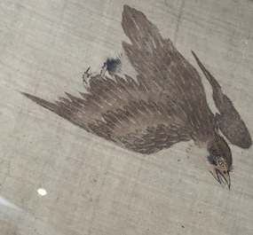 Grande peinture sur rouleau, encadr&eacute;e, &agrave; d&eacute;cor d'oiseau et de fleurs, Chine, 18e