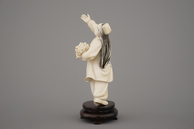 Figure de fille en ivoire sculpt&eacute;, Chine, R&eacute;volution Culturelle