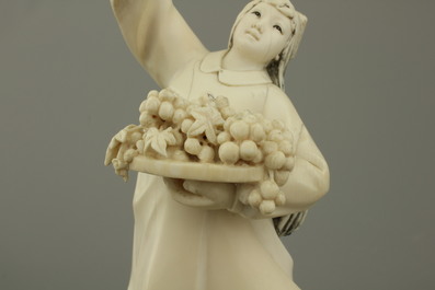 Figure de fille en ivoire sculpt&eacute;, Chine, R&eacute;volution Culturelle