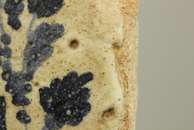 Paire de grands carreaux espagnols, bleu et blanc, d&eacute;cor oiseaux, 17e-18e