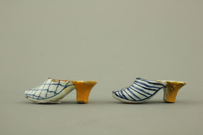 Lot de 4 souliers miniatures en fa&iuml;ence de Delft, bleu blanc et mangan&egrave;se, 18e