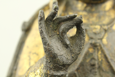 Figure de Guanyin en bronze partiellement dor&eacute;e, assise sur tr&ocirc;ne en bois lacqu&eacute;, dynastie Ming
