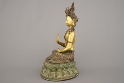 Figure de Bouddha Amoghasiddi en bronze dor&eacute; incrust&eacute; de corail et de turquoise, 18e-19e