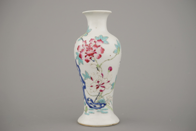 Vase en porcelaine de Chine, famille rose, Yongzhen, env. 1720