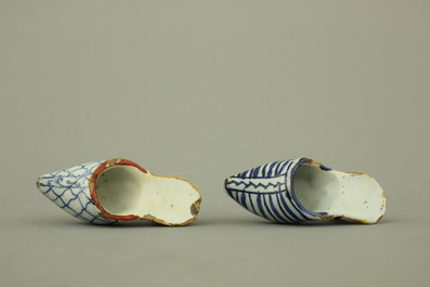 Lot de 4 souliers miniatures en fa&iuml;ence de Delft, bleu blanc et mangan&egrave;se, 18e