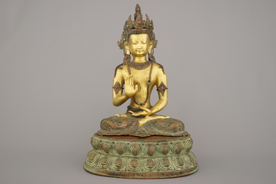 Figure de Bouddha Amoghasiddi en bronze dor&eacute; incrust&eacute; de corail et de turquoise, 18e-19e