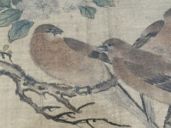 Grande peinture sur rouleau, encadr&eacute;e, &agrave; d&eacute;cor d'oiseau et de fleurs, Chine, 18e