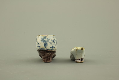 Lot de 4 souliers miniatures en fa&iuml;ence de Delft, bleu blanc et mangan&egrave;se, 18e