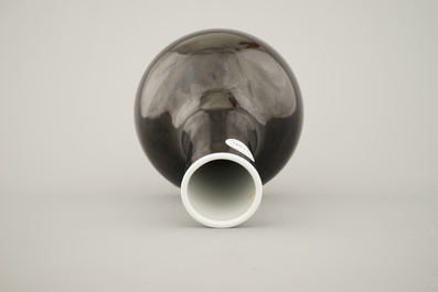 Vase de forme bouteille en porcelaine de Chine monochrome noir, marqu&eacute; Qianlong mais probablement 20e
