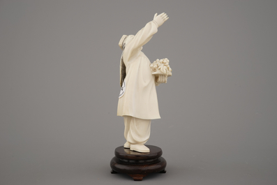 Figure de fille en ivoire sculpt&eacute;, Chine, R&eacute;volution Culturelle