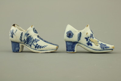 Paire de souliers en fa&iuml;ence de Delft, bleu et blanc, 18e
