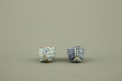 Lot de 4 souliers miniatures en fa&iuml;ence de Delft, bleu blanc et mangan&egrave;se, 18e
