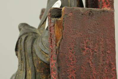 Figure de Guanyin en bronze partiellement dor&eacute;e, assise sur tr&ocirc;ne en bois lacqu&eacute;, dynastie Ming