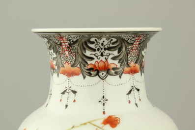 Pair de vases en porcelaine de Chine &agrave; d&eacute;cor de cailles, famille rose, d&eacute;but 20e