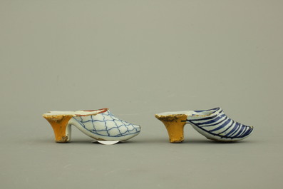 Lot de 4 souliers miniatures en fa&iuml;ence de Delft, bleu blanc et mangan&egrave;se, 18e