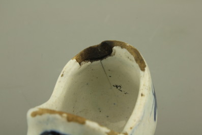Paire de souliers en fa&iuml;ence de Delft, bleu et blanc, 18e
