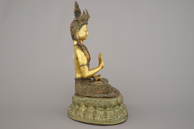 Figure de Bouddha Amoghasiddi en bronze dor&eacute; incrust&eacute; de corail et de turquoise, 18e-19e