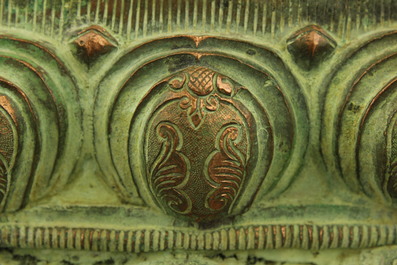 Figure de Bouddha Amoghasiddi en bronze dor&eacute; incrust&eacute; de corail et de turquoise, 18e-19e