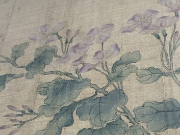Grande peinture sur rouleau, encadr&eacute;e, &agrave; d&eacute;cor d'oiseau et de fleurs, Chine, 18e