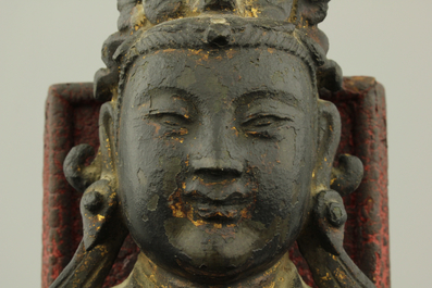 Figure de Guanyin en bronze partiellement dor&eacute;e, assise sur tr&ocirc;ne en bois lacqu&eacute;, dynastie Ming