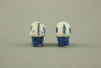 Paire de souliers en fa&iuml;ence de Delft, bleu et blanc, 18e