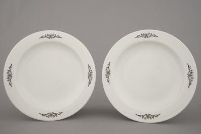Paire de jardini&egrave;res avec support en porcelaine de Chine, famille rose, 20e