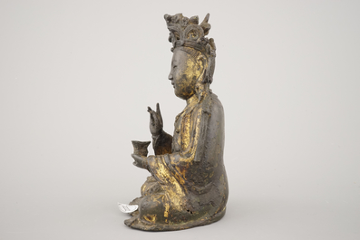 Figure chinoise de Guanyin en bronze dor&eacute;, dynastie Ming