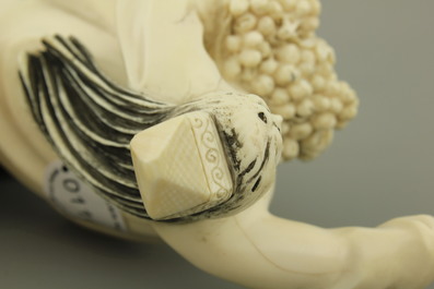 Figure de fille en ivoire sculpt&eacute;, Chine, R&eacute;volution Culturelle