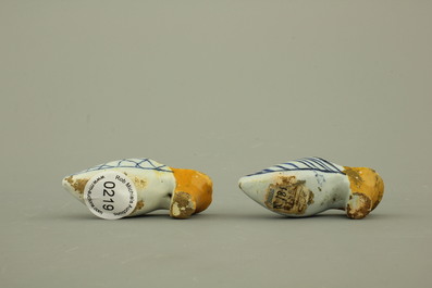 Lot de 4 souliers miniatures en fa&iuml;ence de Delft, bleu blanc et mangan&egrave;se, 18e