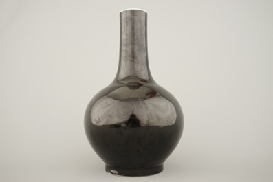 Vase de forme bouteille en porcelaine de Chine monochrome noir, marqu&eacute; Qianlong mais probablement 20e