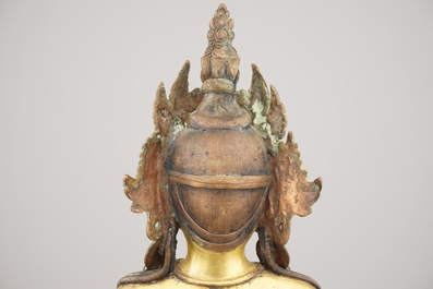 Figure de Bouddha Amoghasiddi en bronze dor&eacute; incrust&eacute; de corail et de turquoise, 18e-19e