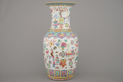 Vase en porcelaine de Chine &agrave; d&eacute;cor d'objets de lettr&eacute;s, famille rose, 19e