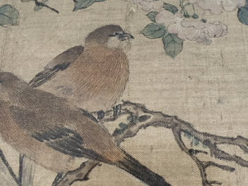 Grande peinture sur rouleau, encadr&eacute;e, &agrave; d&eacute;cor d'oiseau et de fleurs, Chine, 18e